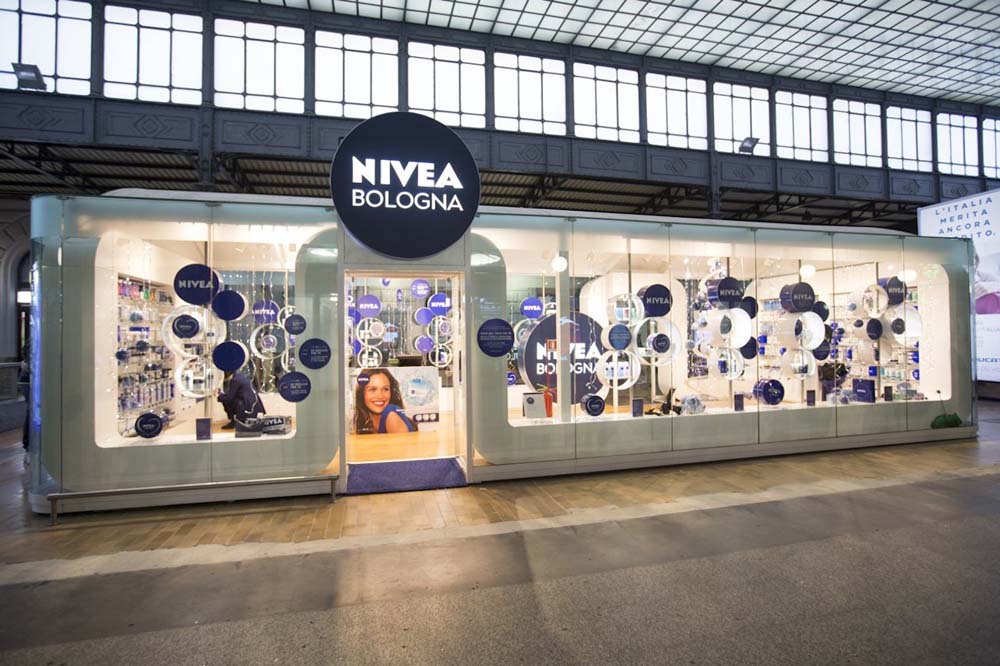 nivea-temporary-shop-pop-up-shop-stazione-bologna nivea-temporary-shop-pop-up